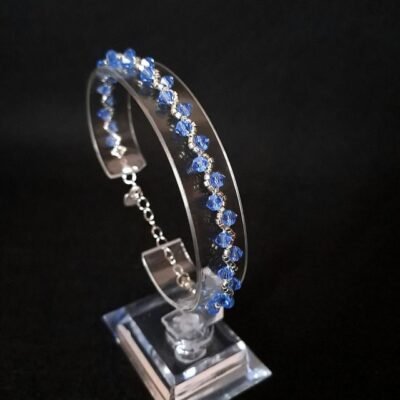 Bransoletka handmade wykonana z kryształków Preciosa Bicone Sapphire, ozdobiona srebrnymi akcentami i regulowanym zapięciem. Jej intensywna, szafirowa barwa i błysk czynią ją idealnym dodatkiem oraz pomysłem na prezent. Model lekki, trwały i bardzo błyszczący.