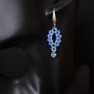 Ręcznie wykonane kolczyki z niebieskich kryształków Preciosa Sapphire, ze srebrnymi koralikami i dopasowaną kroplą, zawieszone na srebrnych biglach. Kolczyki zachwycają szafirowym blaskiem i są idealne zarówno na co dzień, jak i na wyjątkowe wyjścia. Eleganckie, lekkie i wygodne.
