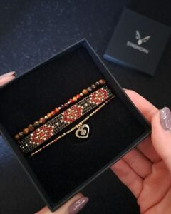 Ręcznie robiony zestaw bransoletek z koralików i kamieni naturalnych – tygrysie oko, karneol i granat, w odcieniach czerwieni, brązu i złota, z zawieszką w kształcie serca.