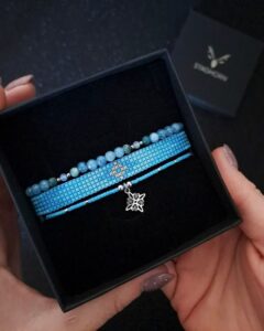 Zestaw bransoletek z akwamarynu, apatytu i koralików Miyuki, zaprojektowany jako prezent pełen znaczenia. Chłodne barwy odzwierciedlają spokój i delikatność, czyniąc go idealnym upominkiem dla bliskiej osoby. To biżuteria o subtelnym charakterze i pięknej symbolice.