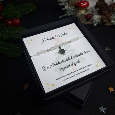 Bransoletka handmade z kamienia księżycowego, fluorytu, kryształu górskiego i białego jadeitu na regulowanym macramé. Jasna, mleczna kolorystyka oraz srebrne koraliki i zawieszka w kształcie gwiazdki tworzą subtelny świąteczny charakter. Idealna jako świąteczna biżuteria i prezent pod choinkę.