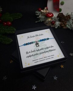 Bransoletka handmade z akwamarynu, amazonitu, apatytu i kwarcu różowego, wykonana na regulowanym błękitnym sznurku makramowym. Złagodzona pastelowa kolorystyka i zawieszka–miś tworzą zimowy, pełen uczuć charakter biżuterii. Piękny talizman bliskości i świetny prezent na święta.