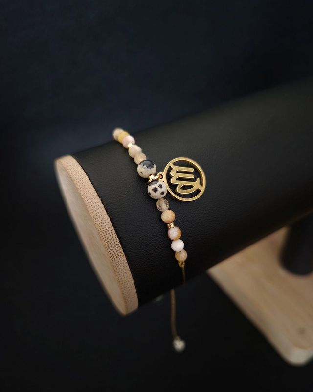 Bransoletka z kamieni naturalnych dla Panny wykonana z amazonitu, jaspisu dalmatyńskiego i cytrynu, z przekładkami Miyuki i złotą zawieszką z symbolem zodiaku. Regulowane wiązanie makramowe zapewnia komfort noszenia. Subtelna, naturalna biżuteria zodiakalna.