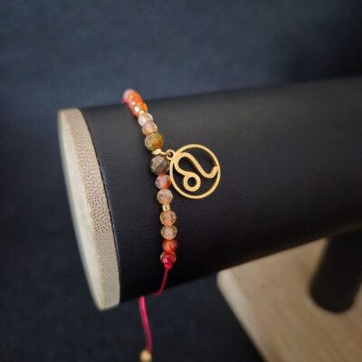 Ognista bransoletka zodiakalna Lew wykonana z karneolu, cytrynu i tygrysiego oka, ozdobiona złotymi koralikami Miyuki. Regulowany czerwony sznurek makramowy zapewnia wygodne noszenie. Intensywna, energetyczna biżuteria handmade.