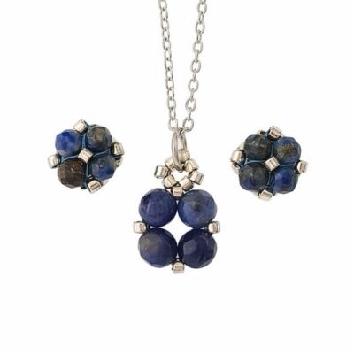 Srebrny komplet biżuterii z naturalnym lapis lazuli: naszyjnik z zawieszką około 1,5 × 1 cm oraz małe kolczyki sztyfty. Biżuteria handmade wykonana z koralików Miyuki i stali nierdzewnej.