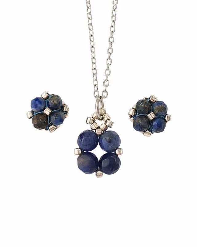 Srebrny komplet biżuterii z naturalnym lapis lazuli: naszyjnik z zawieszką około 1,5 × 1 cm oraz małe kolczyki sztyfty. Biżuteria handmade wykonana z koralików Miyuki i stali nierdzewnej.