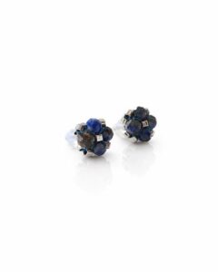 Małe kolczyki sztyfty z naturalnym lapis lazuli i srebrnymi koralikami Miyuki. Baza wykonana ze stali nierdzewnej. Minimalistyczne granatowe kolczyki handmade o średnicy około 0,7 cm.