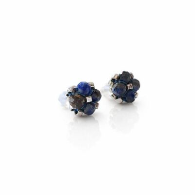 Małe kolczyki sztyfty z naturalnym lapis lazuli i srebrnymi koralikami Miyuki. Baza wykonana ze stali nierdzewnej. Minimalistyczne granatowe kolczyki handmade o średnicy około 0,7 cm.