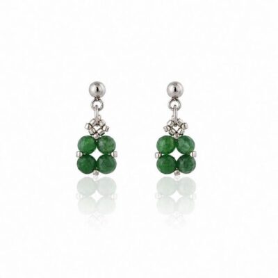 Minimalistyczne wiszące kolczyki z naturalnym jadeitem, srebrnymi Miyuki i stalą nierdzewną. Kamień symbolicznie wspierający równowagę emocjonalną i pozytywną energię.