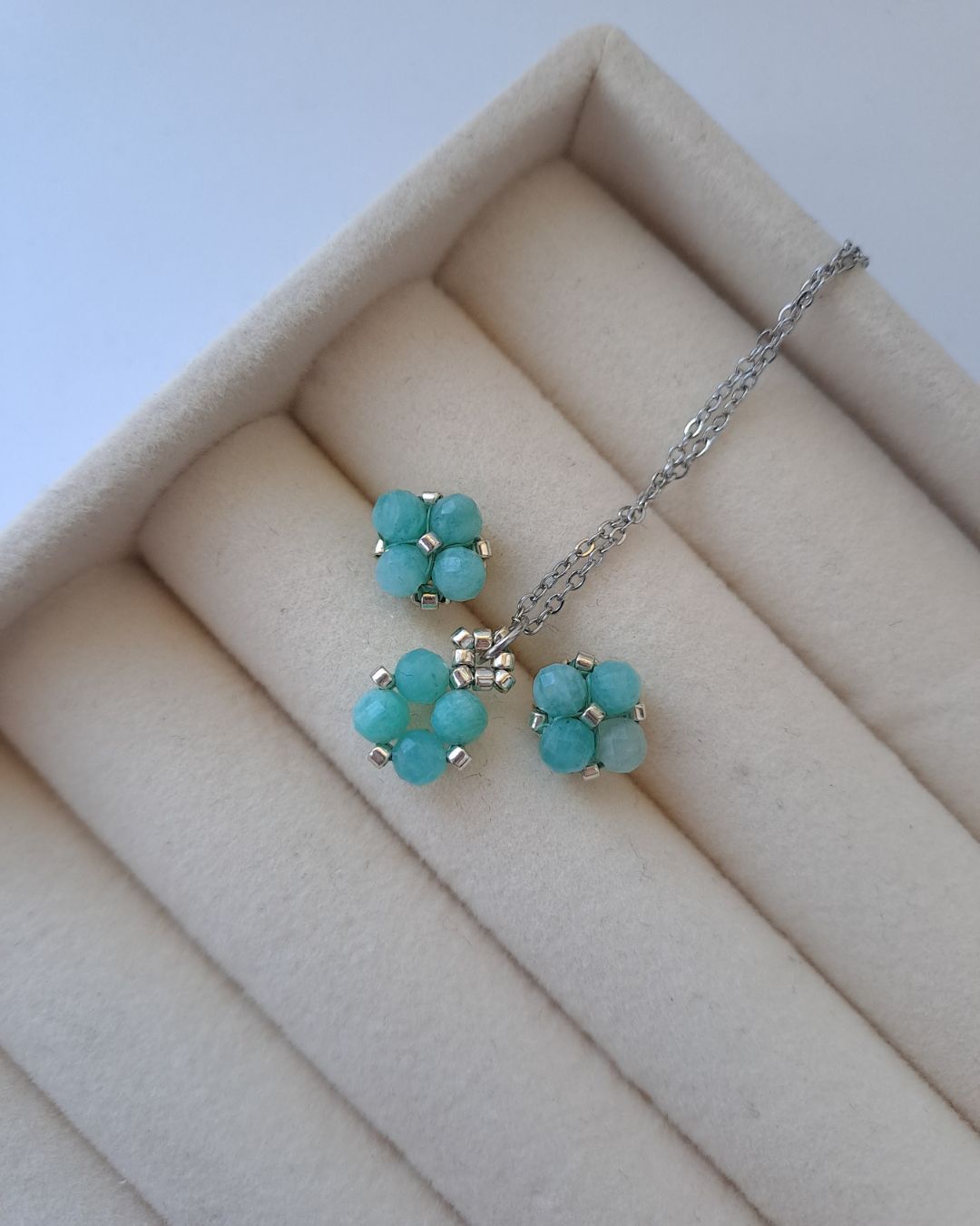 Minimalistyczny komplet handmade z amazonitem, srebrnymi koralikami Miyuki i stalą nierdzewną. Naszyjnik i kolczyki z kamieniem symbolicznie wspierającym spokój i dobrą komunikację.