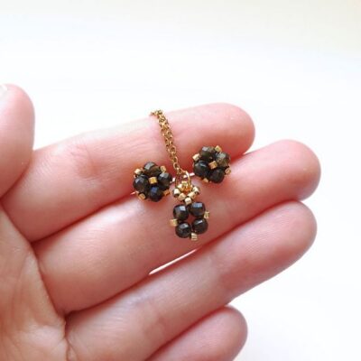 Minimalistyczny komplet handmade z obsydianem złocistym, złotymi koralikami Miyuki i stalą nierdzewną. Naszyjnik i kolczyki z kamieniem symbolicznie wspierającym ochronę i stabilność.