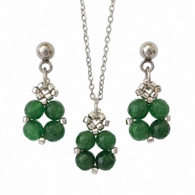 Komplet biżuterii handmade z ciemnozielonym jadeitem: srebrny naszyjnik i wiszące kolczyki. Naturalny kamień kojarzony z harmonią, spokojem i dobrobytem.