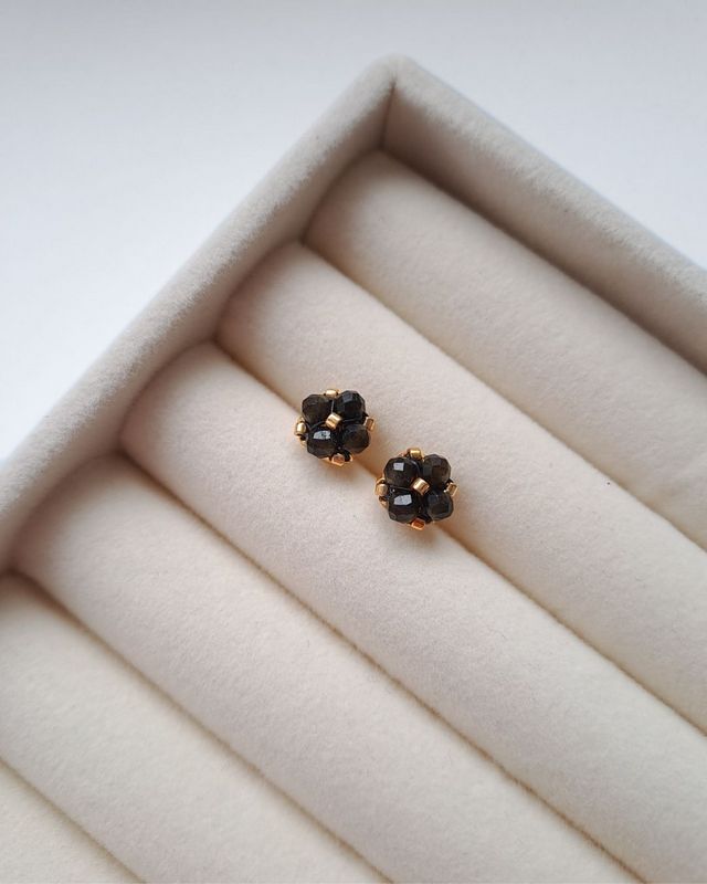Małe kolczyki sztyfty z naturalnym obsydianem złocistym, złotymi koralikami Miyuki i stalą nierdzewną. Elegancka biżuteria handmade z kamieniem kojarzonym z ochroną, siłą i uziemieniem.