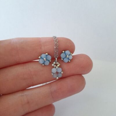 Minimalistyczny komplet handmade z akwamarynem, srebrnymi koralikami Miyuki i stalą nierdzewną. Naszyjnik i kolczyki z kamieniem symbolicznie wspierającym równowagę i spokój.