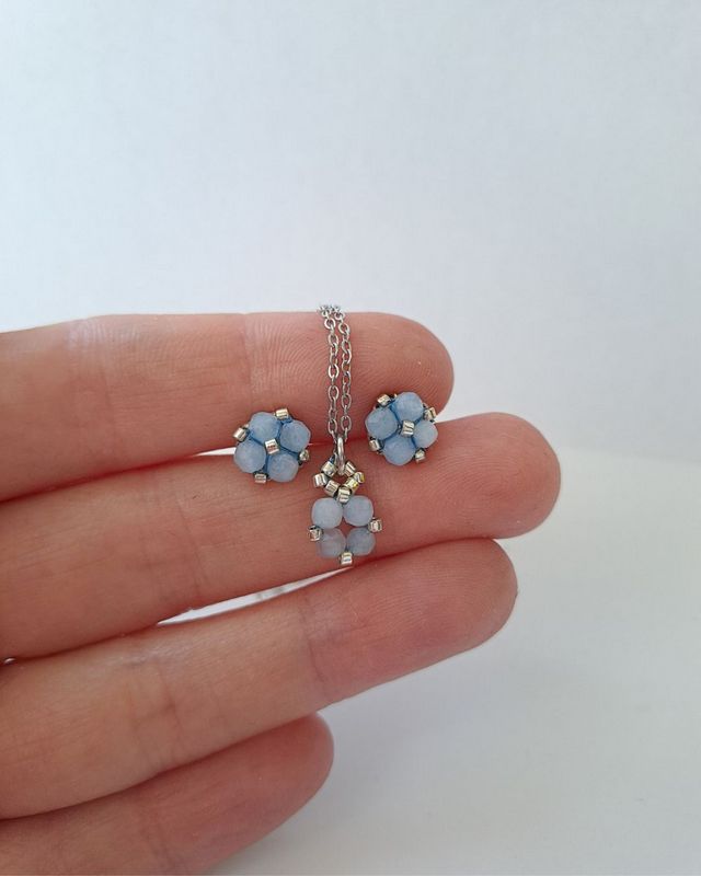 Minimalistyczny komplet handmade z akwamarynem, srebrnymi koralikami Miyuki i stalą nierdzewną. Naszyjnik i kolczyki z kamieniem symbolicznie wspierającym równowagę i spokój.
