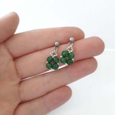 Delikatne wiszące kolczyki z naturalnym jadeitem i srebrnymi detalami. Ręcznie wykonana biżuteria ze stali nierdzewnej inspirowana energią harmonii i spokoju.