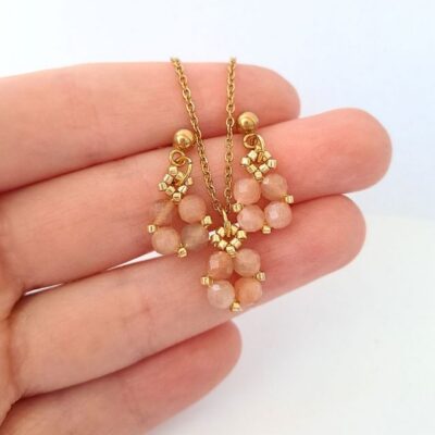 Minimalistyczny komplet handmade z kamieniem słonecznym, złotymi Miyuki i stalą nierdzewną. Naszyjnik i kolczyki z kamieniem symbolicznie wspierającym optymizm i pewność siebie.