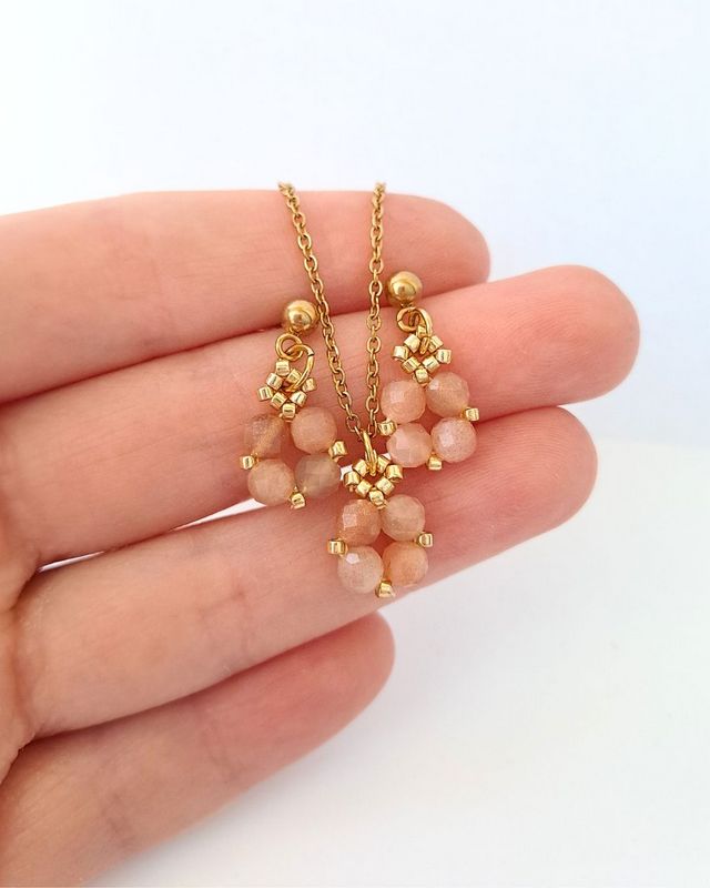 Minimalistyczny komplet handmade z kamieniem słonecznym, złotymi Miyuki i stalą nierdzewną. Naszyjnik i kolczyki z kamieniem symbolicznie wspierającym optymizm i pewność siebie.