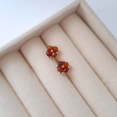 Kolczyki sztyfty z karneolem wykonane ręcznie ze srebrnych koralików Miyuki i stali nierdzewnej. Małe pomarańczowe kolczyki handmade o średnicy około 0,7 cm.