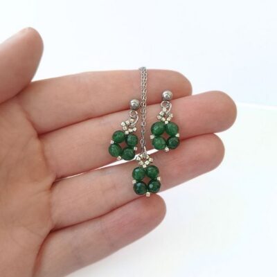 Minimalistyczny komplet handmade z jadeitem, srebrnymi Miyuki i stalą nierdzewną. Naszyjnik i wiszące kolczyki z kamieniem symbolicznie wspierającym równowagę i pozytywną energię.