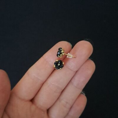 Minimalistyczne sztyfty z czarnym turmalinem to subtelna biżuteria o eleganckim, nowoczesnym charakterze. Głęboka czerń naturalnego kamienia w połączeniu ze złotymi detalami tworzy ponadczasową kompozycję, która pasuje zarówno do codziennych stylizacji, jak i bardziej eleganckich zestawień. Niewielki rozmiar sprawia, że kolczyki są lekkie, wygodne i komfortowe w noszeniu przez cały dzień, jednocześnie zachowując wyrazisty charakter.