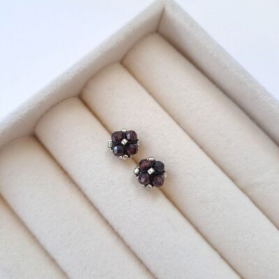 Małe kolczyki sztyfty z naturalnym granatem i srebrnymi koralikami Miyuki. Minimalistyczna biżuteria handmade wykonana ze stali nierdzewnej o średnicy około 0,7 cm.