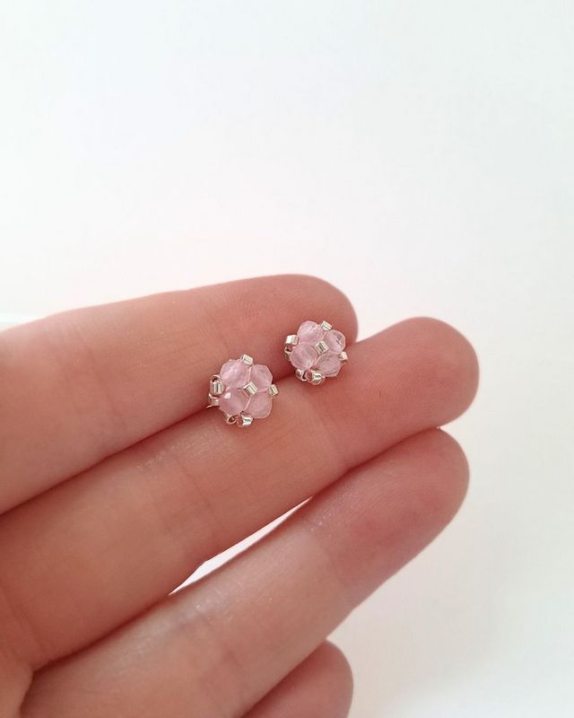 Kolczyki sztyfty z naturalnym kwarcem różowym wykonane ręcznie ze srebrnych koralików Miyuki i stali nierdzewnej. Małe różowe kolczyki handmade o średnicy około 0,7 cm.