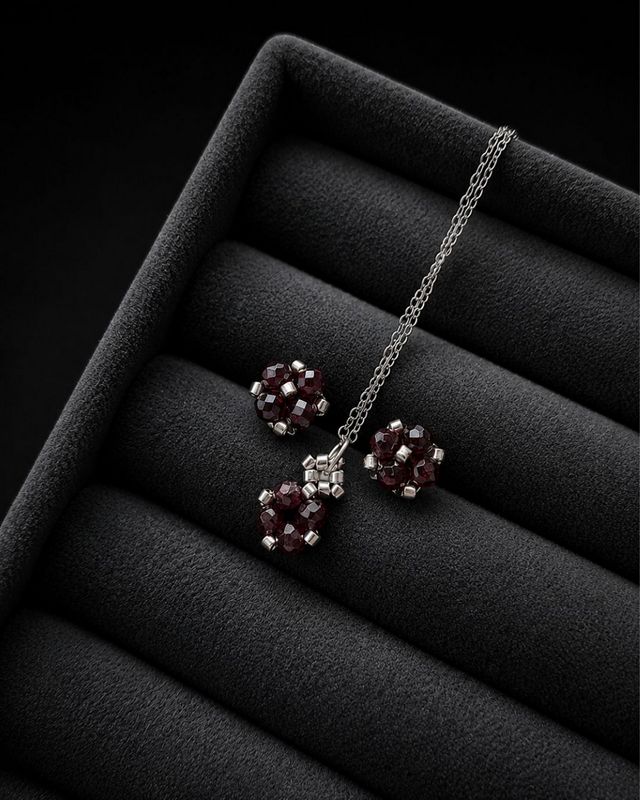 Komplet biżuterii handmade z naturalnym granatem: srebrny naszyjnik z małą zawieszką oraz kolczyki sztyfty. Bordowe kamienie, srebrne Miyuki i stal nierdzewna.