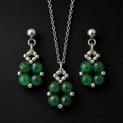 Komplet biżuterii handmade z ciemnozielonym jadeitem: srebrny naszyjnik i wiszące kolczyki. Naturalny kamień kojarzony z harmonią, spokojem i dobrobytem.