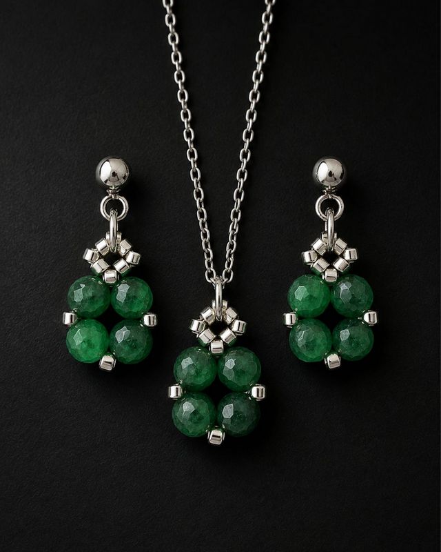 Komplet biżuterii handmade z ciemnozielonym jadeitem: srebrny naszyjnik i wiszące kolczyki. Naturalny kamień kojarzony z harmonią, spokojem i dobrobytem.