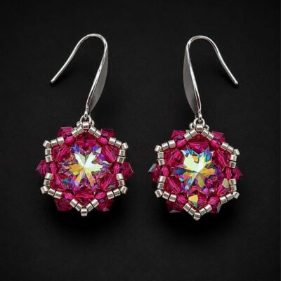 Wiszące kolczyki handmade z kryształami Preciosa Rivoli Maxima Crystal AB 12 mm, różowymi Bicone Fuchsia AB i srebrnymi koralikami Miyuki. Kolczyki mają około 4 cm długości i mienią się intensywnie różowymi oraz wielobarwnymi refleksami.