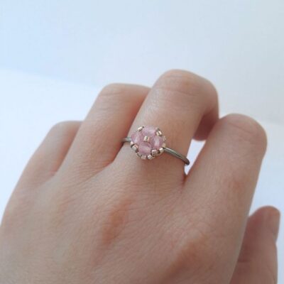 Minimalistyczny pierścionek handmade z kwarcem różowym, elementem ozdobnym około 1 cm i regulowaną, otwartą obrączką. Naturalny kwarc różowy jest kamieniem miłości i czułości, kojarzonym także z harmonią, spokojem oraz równowagą emocjonalną.