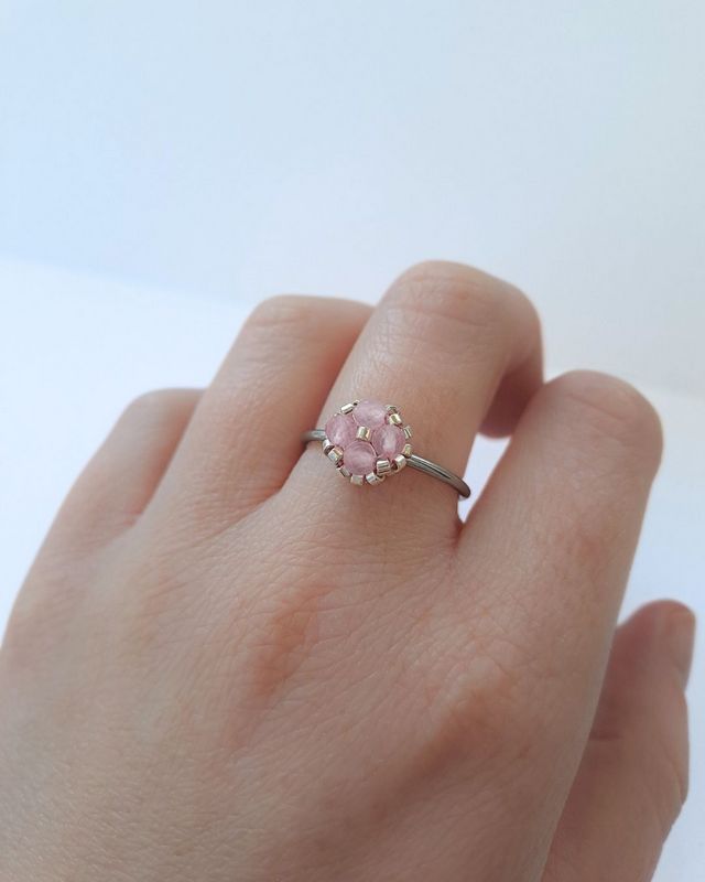 Minimalistyczny pierścionek handmade z kwarcem różowym, elementem ozdobnym około 1 cm i regulowaną, otwartą obrączką. Naturalny kwarc różowy jest kamieniem miłości i czułości, kojarzonym także z harmonią, spokojem oraz równowagą emocjonalną.