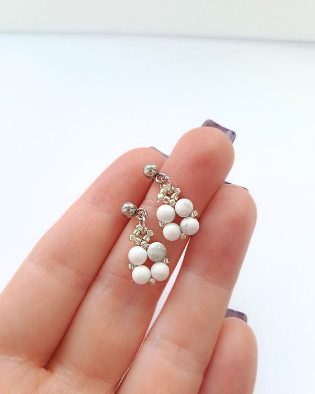 Minimalistyczne kolczyki wiszące handmade z howlitem, srebrnymi koralikami Miyuki i stalą nierdzewną. Naturalny howlit jest kamieniem kojarzonym z harmonią, cierpliwością, spokojem i wewnętrznym wyciszeniem.
