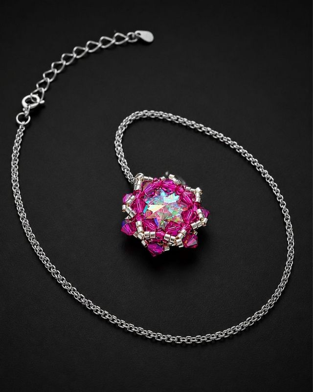 Różowy naszyjnik z dużym kryształem Preciosa Rivoli Maxima Crystal AB 18 mm, kryształkami Fuchsia AB i srebrnymi koralikami Miyuki. Ręcznie wykonana kryształowa zawieszka około 2,9 × 2,7 cm tworzy efektowną biżuterię wieczorową i okazjonalną.