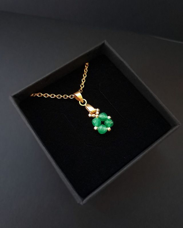 Złoty naszyjnik handmade z zielonym awenturynem, koralikami Miyuki Delica i delikatnym łańcuszkiem ze stali nierdzewnej. Naturalny awenturyn tradycyjnie uznawany jest za kamień szczęścia, pomyślności i obfitości, dlatego naszyjnik może być symbolicznym talizmanem na nowe początki.