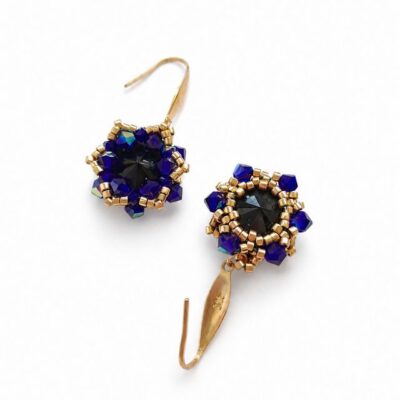 Eleganckie wiszące kolczyki na wesele Cobalt Maxima z czarnymi kryształami Preciosa Rivoli Maxima Jet i opalizującymi kryształkami Cobalt AB. Ręcznie wykonana biżuteria wieczorowa w kolorach czerni, kobaltu i złota, o długości około 4 cm.