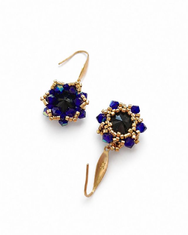 Eleganckie wiszące kolczyki na wesele Cobalt Maxima z czarnymi kryształami Preciosa Rivoli Maxima Jet i opalizującymi kryształkami Cobalt AB. Ręcznie wykonana biżuteria wieczorowa w kolorach czerni, kobaltu i złota, o długości około 4 cm.