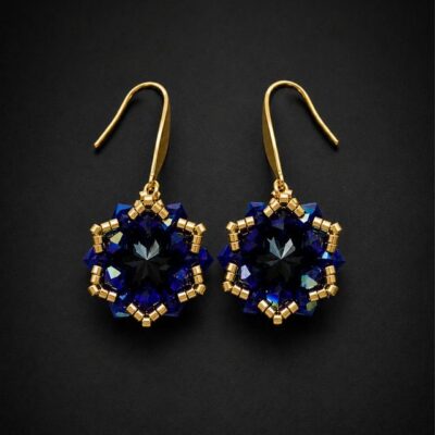 Wiszące kolczyki Cobalt Maxima z czarnymi kryształami Preciosa Rivoli Maxima Jet i kobaltowymi kryształkami Bicone Cobalt AB. Ręcznie wyplatane kolczyki o długości 4 cm ze złotymi koralikami Miyuki Delica i elementami ze stali nierdzewnej.
