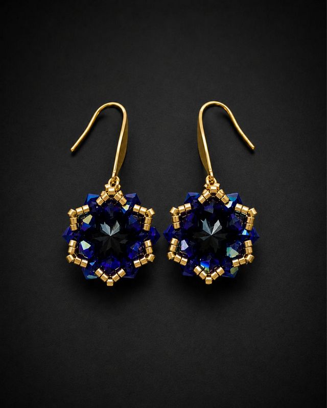 Wiszące kolczyki Cobalt Maxima z czarnymi kryształami Preciosa Rivoli Maxima Jet i kobaltowymi kryształkami Bicone Cobalt AB. Ręcznie wyplatane kolczyki o długości 4 cm ze złotymi koralikami Miyuki Delica i elementami ze stali nierdzewnej.